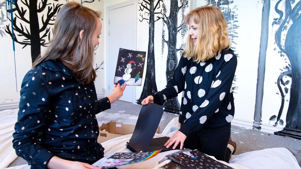 Kirsten Østergaard og Ane Østergaard gennemser her de mange kunstværker, som eleverne i de små klasser i Blenstrup har udført.
