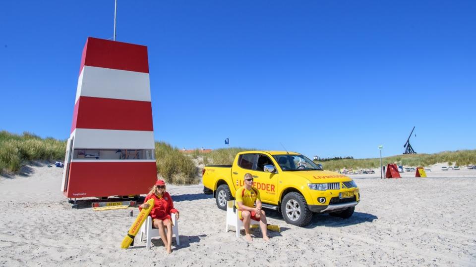 Fra på fredag er livredderne igen klar ved en række nordjyske strande. Arkivfoto: Peter Broen