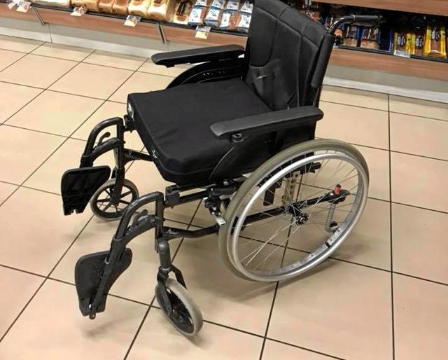 Det er denne kørestol, der mangler sin ejer. Den kan hentes i SuperBrugsen i Vejgaard. Privatfoto.