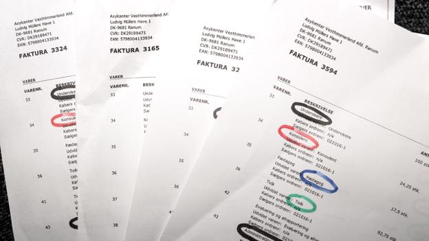 De fire fakturaer, som Jobs Partner sendte til Vesthimmerlands Kommune. Foto: Laura Guldhammer <i>Foto: Laura Guldhammer</i>