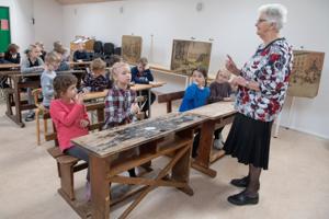 Undervisning som i gamle dage: Skolepulte gør historien levende