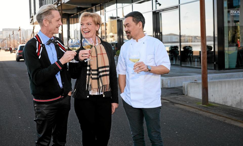Der er noget at skåle for. Morten Nielsen, Mortens Kro (til venstre) , og Vind Q. Du, Restaurant Fusion, lægger lokaler til ”austriataste Aalborg 2019” - arrangeret af kvinden i midten, Lisbeth Anthon, Better Travel and Events.