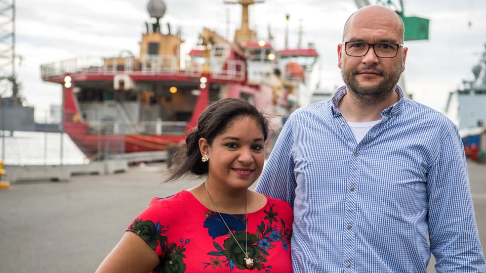 Ægteparret Maricelis Meneses (30) og Rutger Dekker (40) arbejder begge hos den maritime servicevirksomhed VMS Group A/S, der har hovedkvarter på havnen i Frederikshavn. Hun er fra Panama og han er hollænder. Foto: Andreas Falck <i>Foto: Andreas Falck</i>