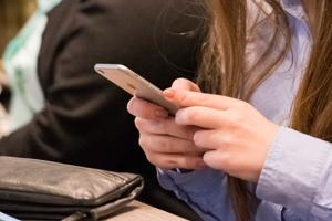 Skoler låser elevernes mobiltelefoner inde