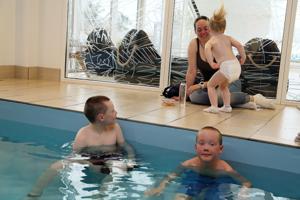 Familien Frølund hopper i saltvand mod psoriasis