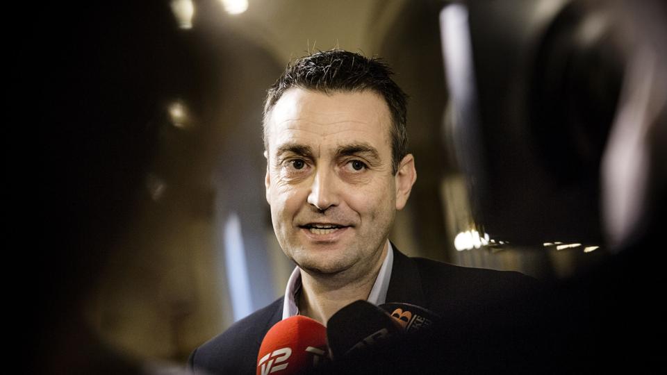 Mange af dem, der bliver "tæsket" rundt i ressourceforløb, burde i virkeligheden bare få førtidspension, mener beskæftigelsesordfører Leif Lahn Jensen (S). Onsdag skyder politikerne et større arbejde med at evaluere reglerne i gang. Scanpix/Thomas Lekfeldt/arkiv
