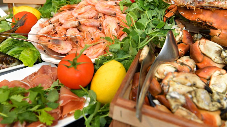 Både til middag og til aften kan man få buffet på Blokhus Fiskerestaurant. Foto: Claus Søndberg