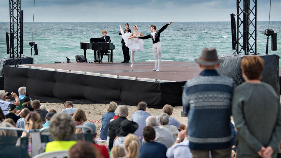 Med 1400 tilskuere blev der danset ballet i strandkanten i Agger i sommer, og Verdensballetten regner nu med at vende tilbage til Agger 3. august 2019. Besøget forudsætter dog kommunalbestyrelsens ja til et tilskud på 125.000 kr. Arkivfoto: Hans Ravn