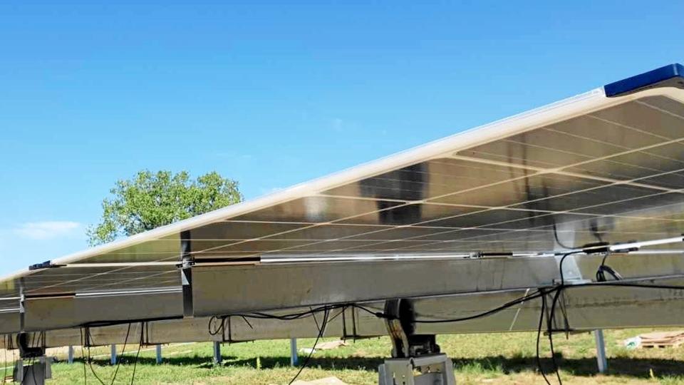 De bi-facielle solpaneler, som European Energy har testet på Risø. Selve panelerne vil være de samme, som monteres i Sindbjerg. Foto: European Energy A/S