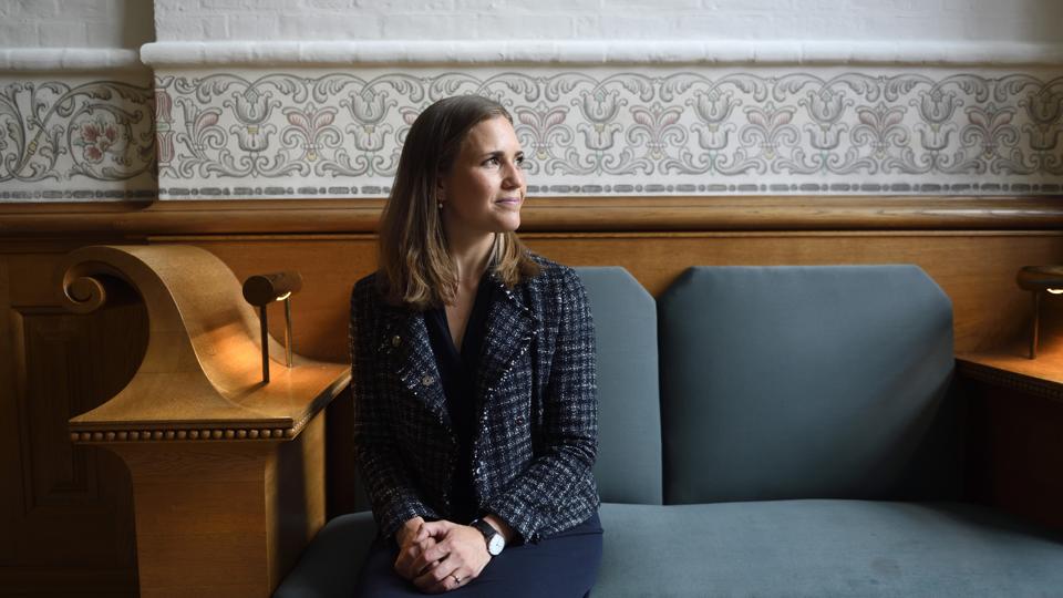Marie Bjerre (V) forsøger at arbejde hjemmefra. Hun savner at møde andre politikere, for eksempel som i denne sofa i Folketinget. Arkivfoto: Tariq Mikkel Khan