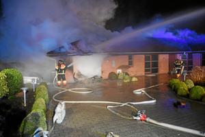 Villa raseret af brand: Ældre ægtepar var hjemme, da ilden opstod