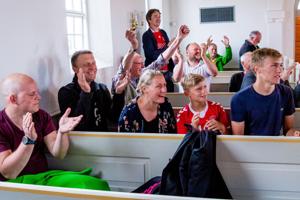 Teater, fodbold og døgnåbent i Guds hus: Sådan trækker de flere til kirker på Mors
