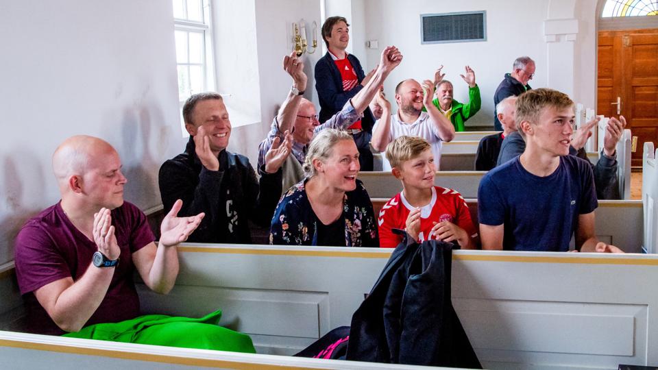 Agerø Kirke dannede 16. juni sidste år rammen om en fodboldgudstjeneste, idet man efter andagten kunne se Danmarks VM-kamp mod Peru på det store lærred, som kirken er blevet udstyret med. Arkivfoto: Diana Holm