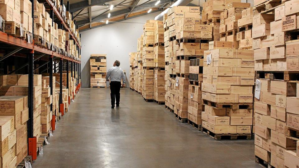 Vinkøbmændene i Bordeaux er de store investorer i en primeur-kampagnen. På deres lagre ligger der svimlende mængder af stor vin. Det er bl.a. herfra, nogle danske importører får deres leverancer. <i>Jørgen la Cour-Harbo</i>