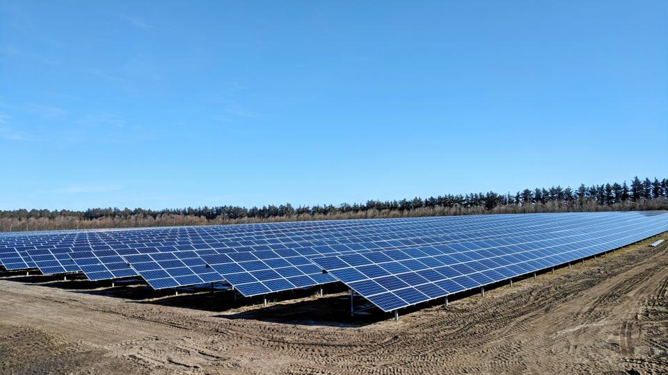 I Hjørring Kommune har European Energy opstillet dette solcelleanlæg, som ses her. Solcellerne producerer strøm, som sælges.Privatfoto
