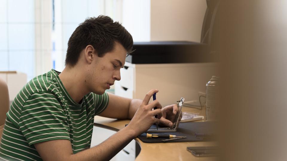 Hos TechAmmo skal langt de fleste kunder med smadret skærm have skiftet den på iPhone 6 - som er kendt i branchen for at have en svag skærm. Foto: Matthew David Burnett <i>NORDJYSKE Medier</i>