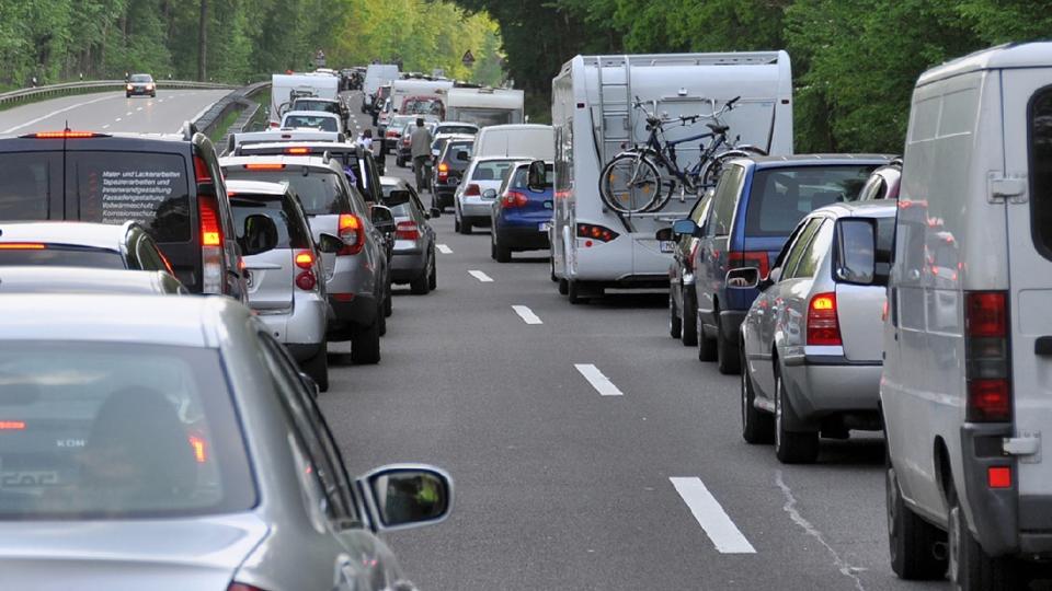 Lange bilkøer venter bilister på de tyske motorveje denne sommer. Foto. FDM