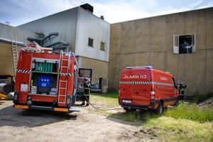 Flammer i maskinfabrik: Direktør med til brandslukning