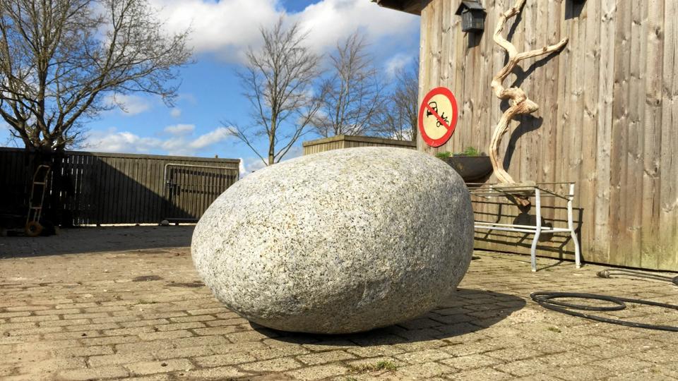 Stenen fundet ved St. Økssø måler 120 x 130 x 80 cm. Privatfoto