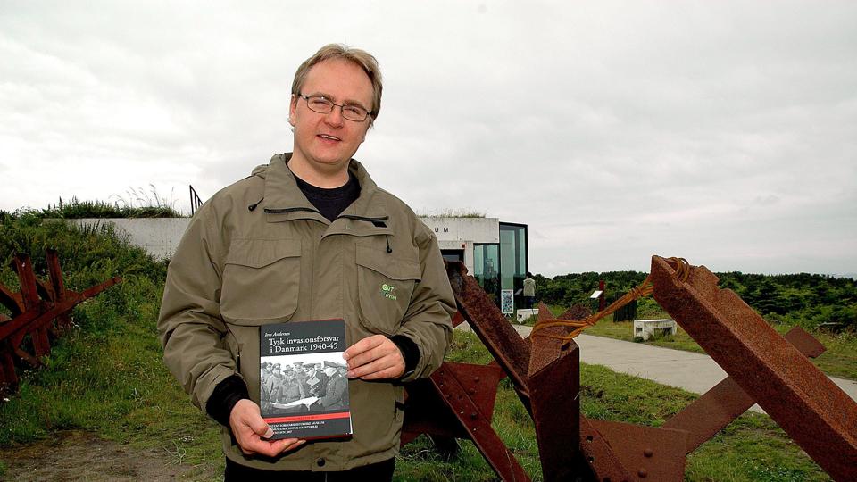 - Mit bud er, at hullerne ikke har noget med en skat at gøre, siger museumsinspektør Jens Andersen, der her viser sin bog om de tyske byggerier langs kysten. Arkivfoto: Jens Fogh Andersen <i>Jens Fogh Andersen</i>