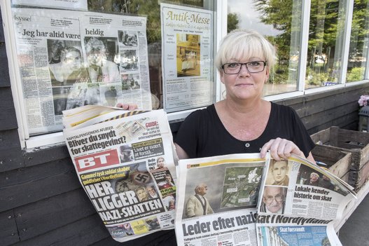 Der var flere aviser og tv-stationer som slog vejen forbi Asaa Camping for at høre Wilhelm Krafts historie. Her viser Laila Jensen en af de landsdækkende aviser som havde nazi-skatten på forsiden. Arkivfoto: Peter Broen <i>Peter Broen</i>