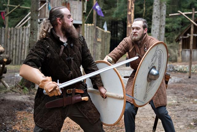Rolle-spillerne fra Yxengaard flår sværdene frem og kæmper langs skinnerne lørdag 29. september.Arkivfoto: Hans Ravn
