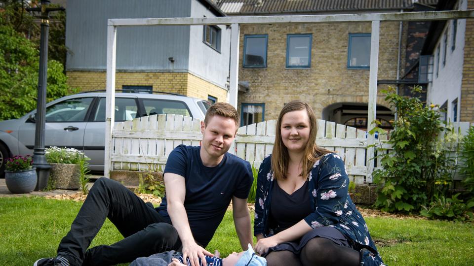 Den lille familie, Adam med forældrene Nicolaj og Pernille Bendix Borregaard, på græsplænen i baggården til deres lejlighed i Skovgade i Thisted. Foto: Bo Lehm