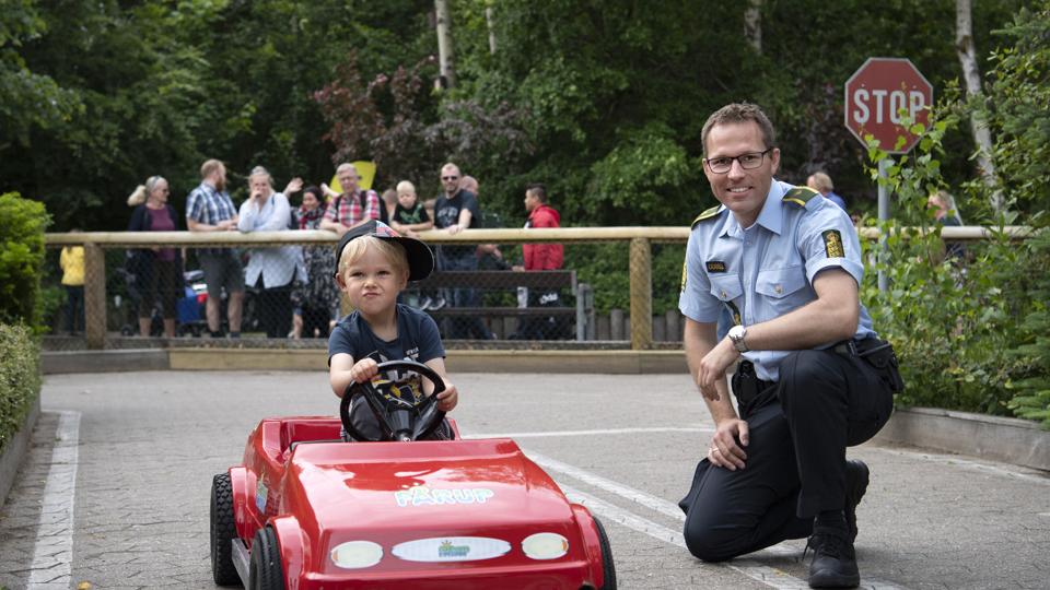 Politiassistent Søren Panum fik en god snak om færdselsregler med de unge bilister i trafikskolen. Foto: Mette Nielsen <i>Mette Nielsen</i>