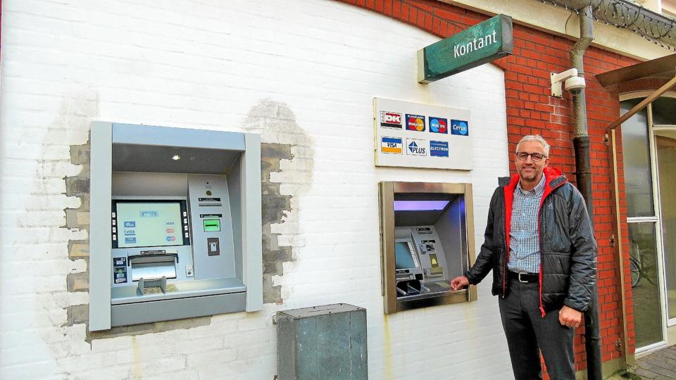 Afdelingsdirektør, Mads Gade udenfor Nordjyske Bank ved de to hæveautomater i 2018. Arkivfoto: Kirsten Olsen
