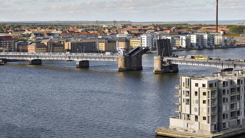 Manden sprang i vandet her fra Limfjordsbroen. Arkivfoto Claus Søndberg