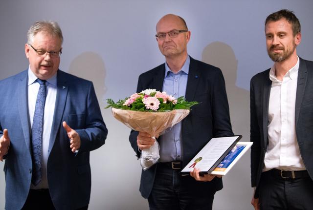 Claus Pagh, Migatronic Automation, flankeret af borgmester Mogens Christen Gade og erhvervschef Anders Stryhn.