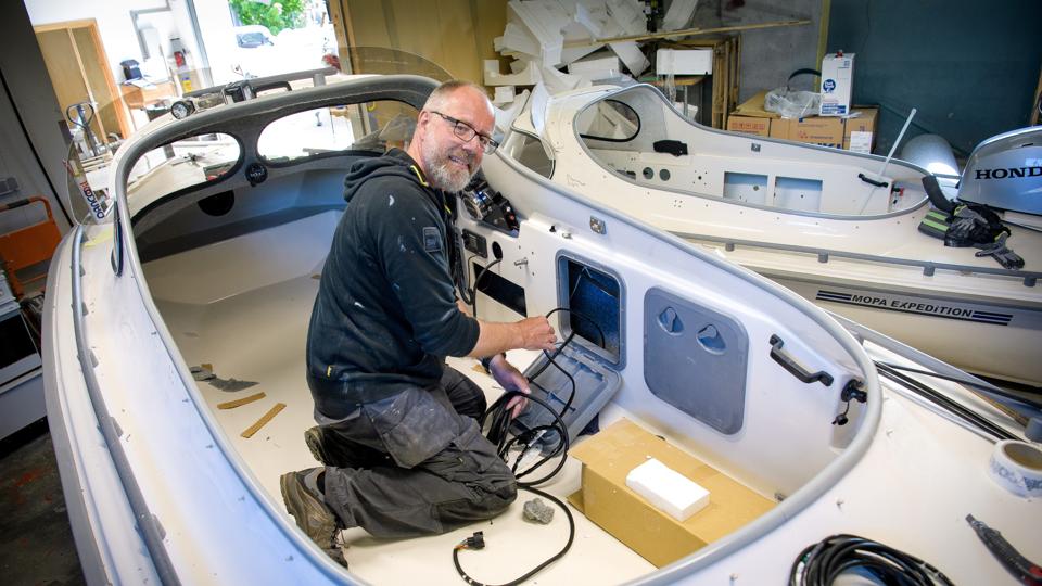 Simon Kortegaard arbejder nu på fuld tid i sit eget firma, hvor han sælger og apterer små motorbåde. Han har solgt flere modeller af typen ”Mopa Expedition” til brug ved jagt og fiskeri i Grønland. Men denne båd, som han nu er ved at aptere, skal benyttes af danske forskere i Kong Oskars Fjord i Nordøstgrønland.