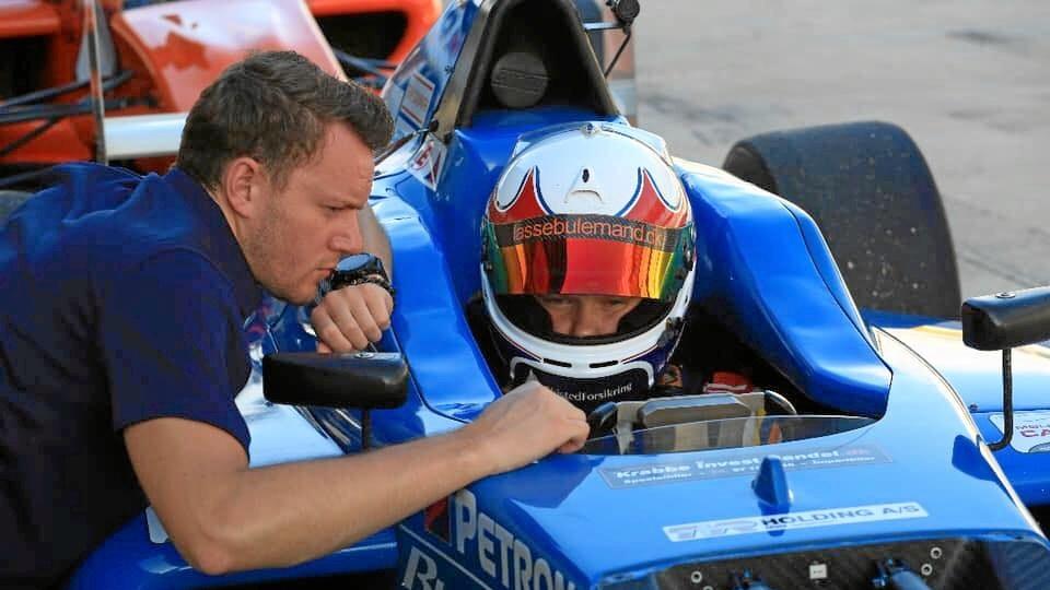 Malthe Jakobsen viste så store talentfulde takter i 2018 i den sidste afdeling af SEA F4, at han nu har fået chancen for at køre hele serien i 2019. Hans coach og mentor, Morten Dons (tv.), er også med gennem løbsserien.Arkivfoto