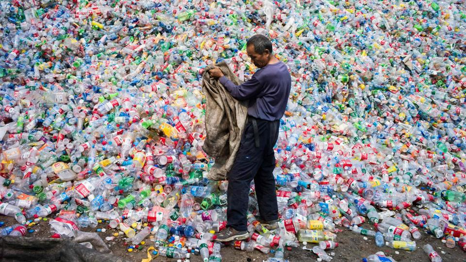 I dag bliver kun 14 procent af plastikflasker genbrugt på verdensplan. De ender i stedet i enorme mængder i blandt andet verdenshavene. Her sorteres plastic til genbrug i den kinesiske by Dong Xiao Kou uden for Beijing. Foto: Scanpix/Fred Dufour/arkiv