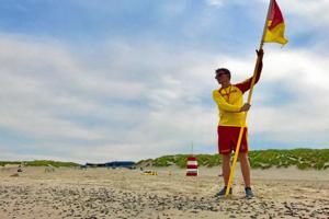 Fem i livsfare: Bad mellem de rød-gule livredderflag