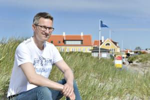 Rasmus klapper strandstole i Skagen sammen: - Det er synd for turisterne