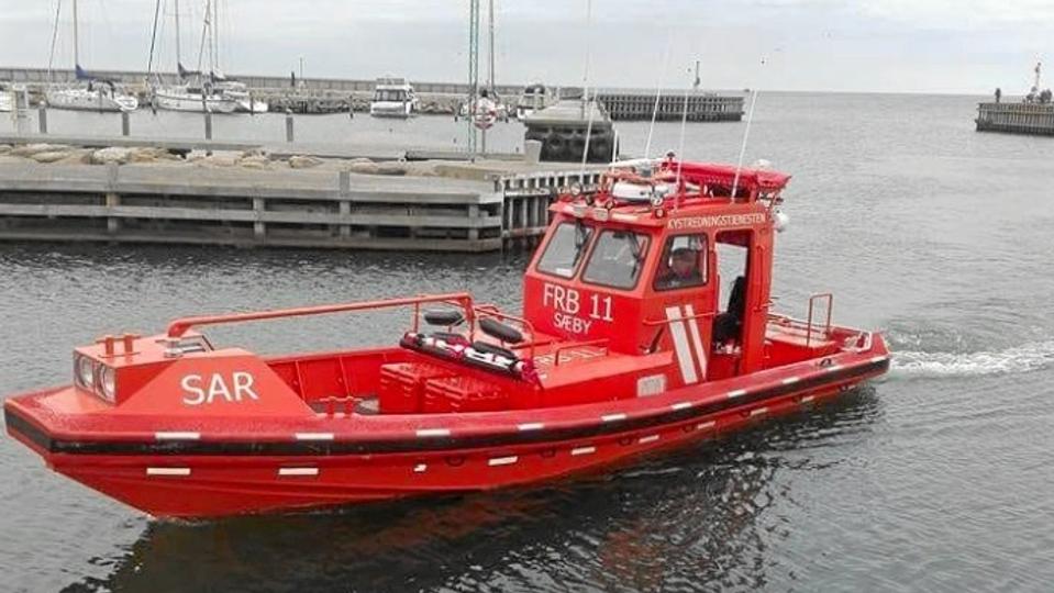Tre personer blev reddet i land af båden FRB11 fra Sæby Redningsstation. Foto: Sæby Redningsstation