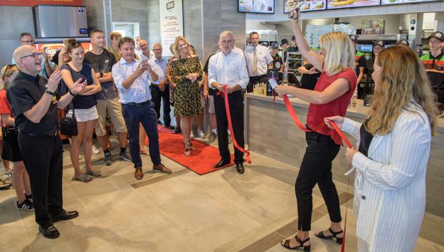 Borgmester Birgit Hansen klippede under stor jubel det røde bånd til Frederikshavns nye fastfood-restaurant, Burger King på Nytorv i 2018.