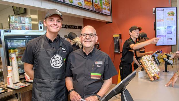 Franchisetager Morten Madsen og sønnen Jonathan bød velkommen og delte smagsprøver ud med rund hånd. Foto: Peter Broen