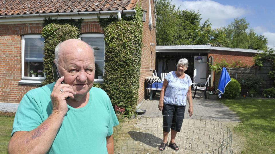 Erik Christensen forsøger i 2013 at få forbindelse via mobiltelefonen uden større held - og i mellemtiden er der ikke sket alverden. Arkivfoto <i>Michael Bygballe</i>