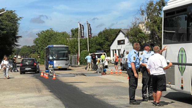 Politiet kontrollerer de busser, som bruges ved Dana Cup. Foto: Bent Bach