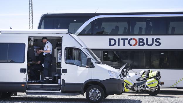 Politiet kontrollerer de busser, som bruges ved Dana Cup. Foto: Bent Bach