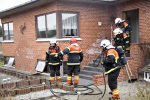 Brand i villa: Røgdykkere sendt ind