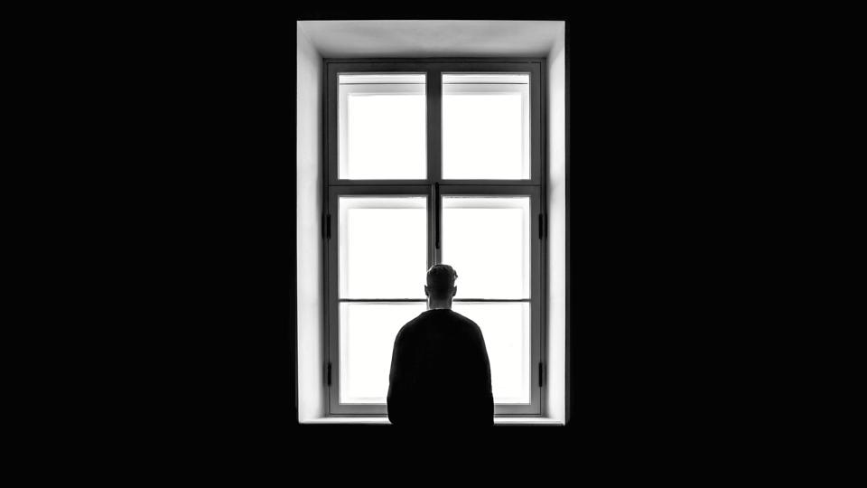 Vi må kunne forestille os alternative samfundskonstruktioner, der ikke er forbundet med de uheldige konsekvenser, som vi oplever her og nu, mener dagens klummeskribent. Foto: Sasha Freemind / Unsplash
