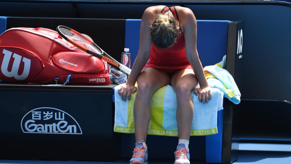Simona Halep var udmattet efter den tre timer og 45 minutter lange tredjerundekamp mod Lauren Davis. Foto: Scanpix/Saeed Khan