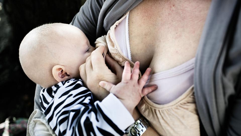 Der sker forandringer i kvinders hjerne, når de bliver mødre, så de rustes til den omsorgsopgave, der venter dem. Foto: Niels Ahlmann Olesen/Ritzau Scanpix