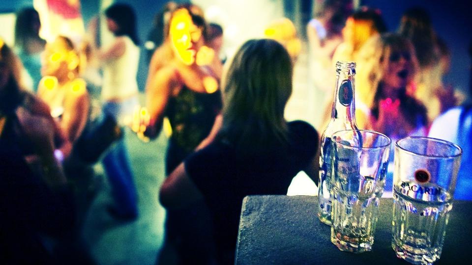 De 16-17-årige kan med byrådets velsignelse feste i byen til klokken 2. Men de må ikke drikke alkohol. Genrefoto: Ulrik Bang