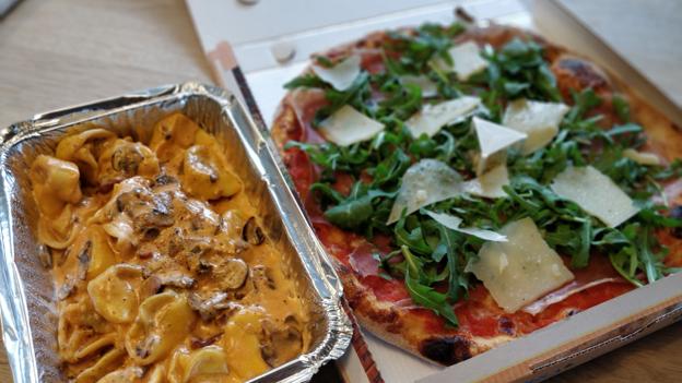 En pastaret og en pizza var rigeligt til to personer. Foto: Jacob Andersen