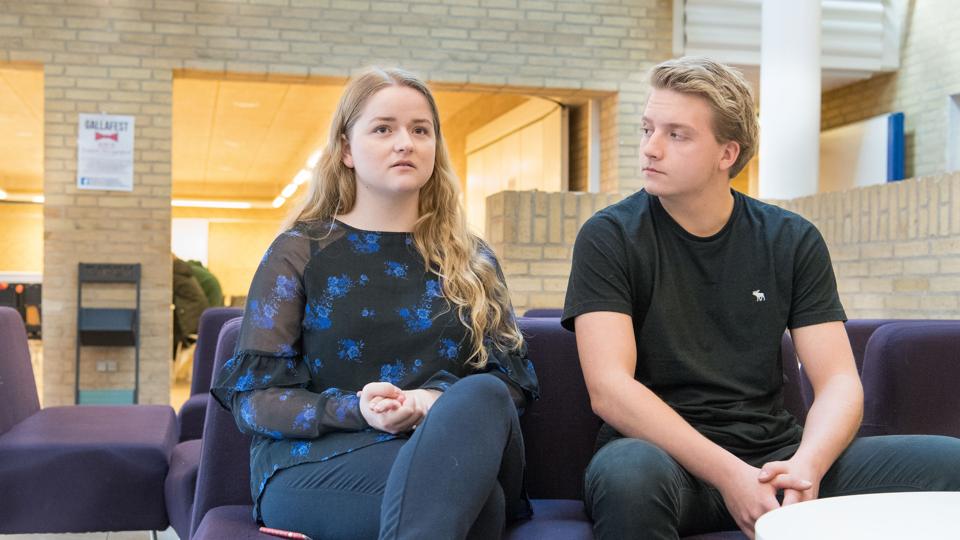 18-årige Cecilie Korsgaard Madsen og Nicklas Møller Jensen, 19, går begge på 3. år af HHX-uddannelsen på Tradium i Hobro. De glæder sig over, at der nu bliver endnu en mulighed for at læse videre i byen. Foto: Andreas Falck <i>Foto: Andreas Falck</i>