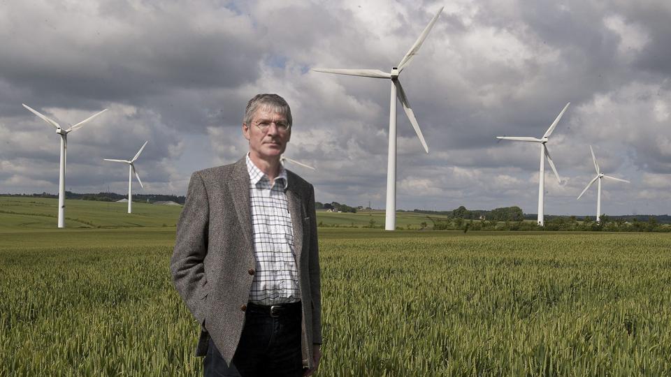 Peter Høstgaard-Jensen foran vindmølleparken i Oppelstrup syd for Aalborg. Siden billedet blev taget, har Athena Investments solgt parken fra, som det også er tilfældet med selskabets øvrige parker i Nordeuropa. Nu er bestyrelsesformanden gået på jagt efter nye investeringsmuligheder. Arkivfoto <i>Grete Dahl</i>